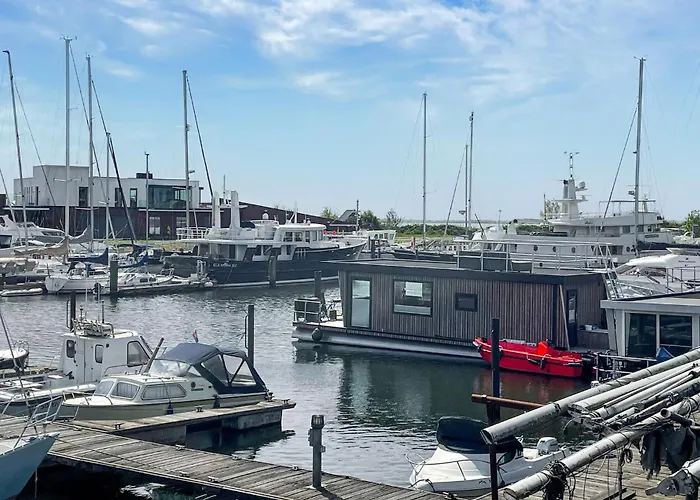 2 Bedroom Lovely Ship In Botel Hellevoetsluis