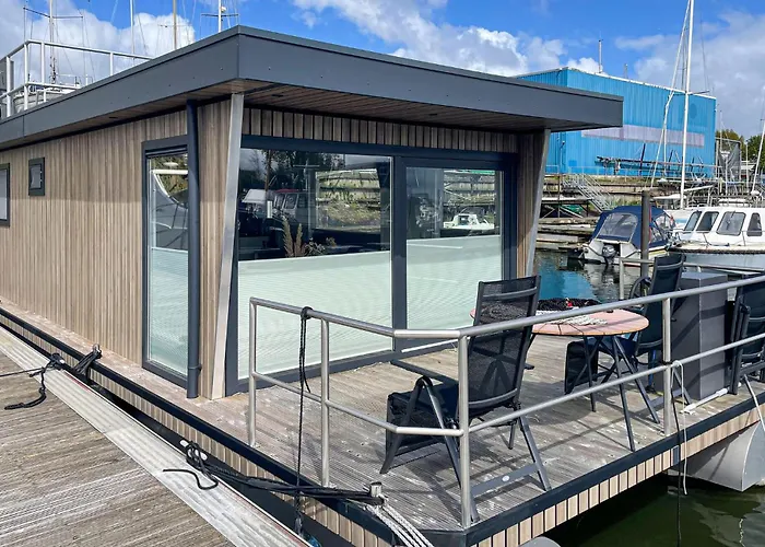 Botel 2 Bedroom Lovely Ship In 4*