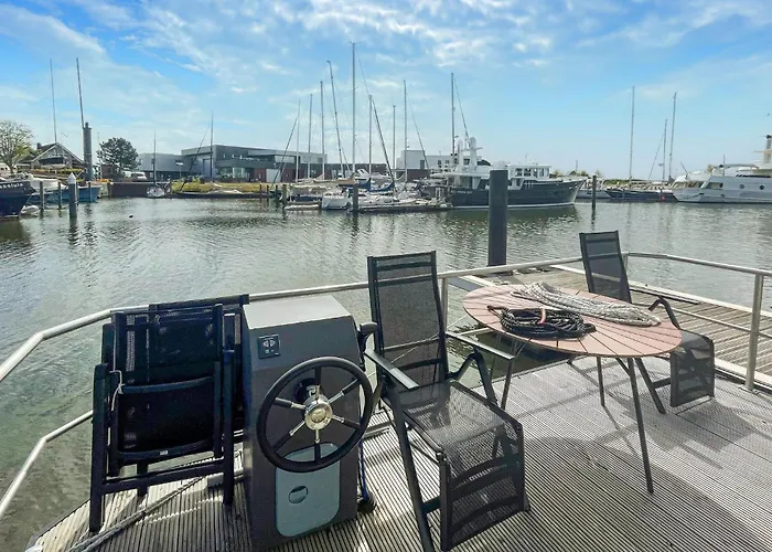 2 Bedroom Lovely Ship In Hellevoetsluis