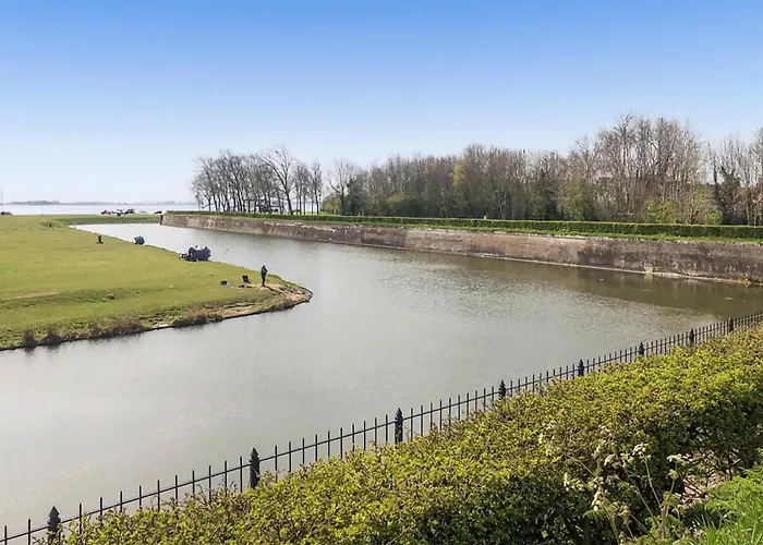 Botel 2 Bedroom Lovely Ship In Hellevoetsluis