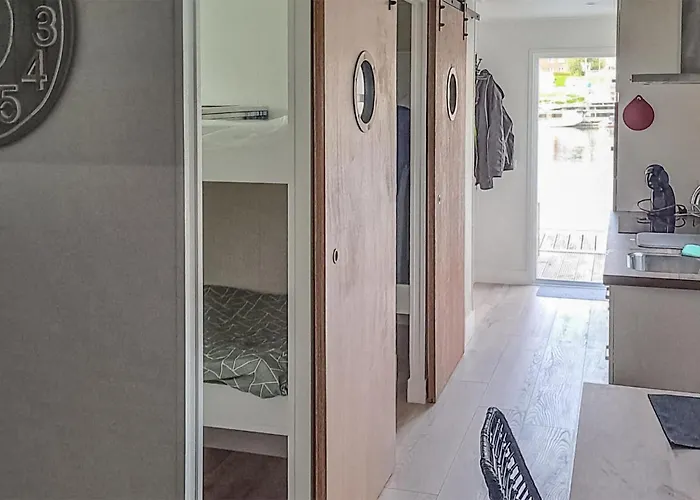 보트호텔 2 Bedroom Lovely Ship In 4*