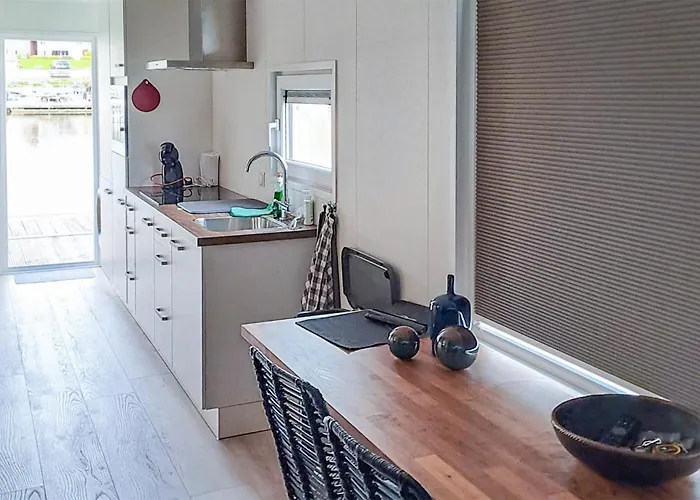 2 Bedroom Lovely Ship In 보트호텔 4*